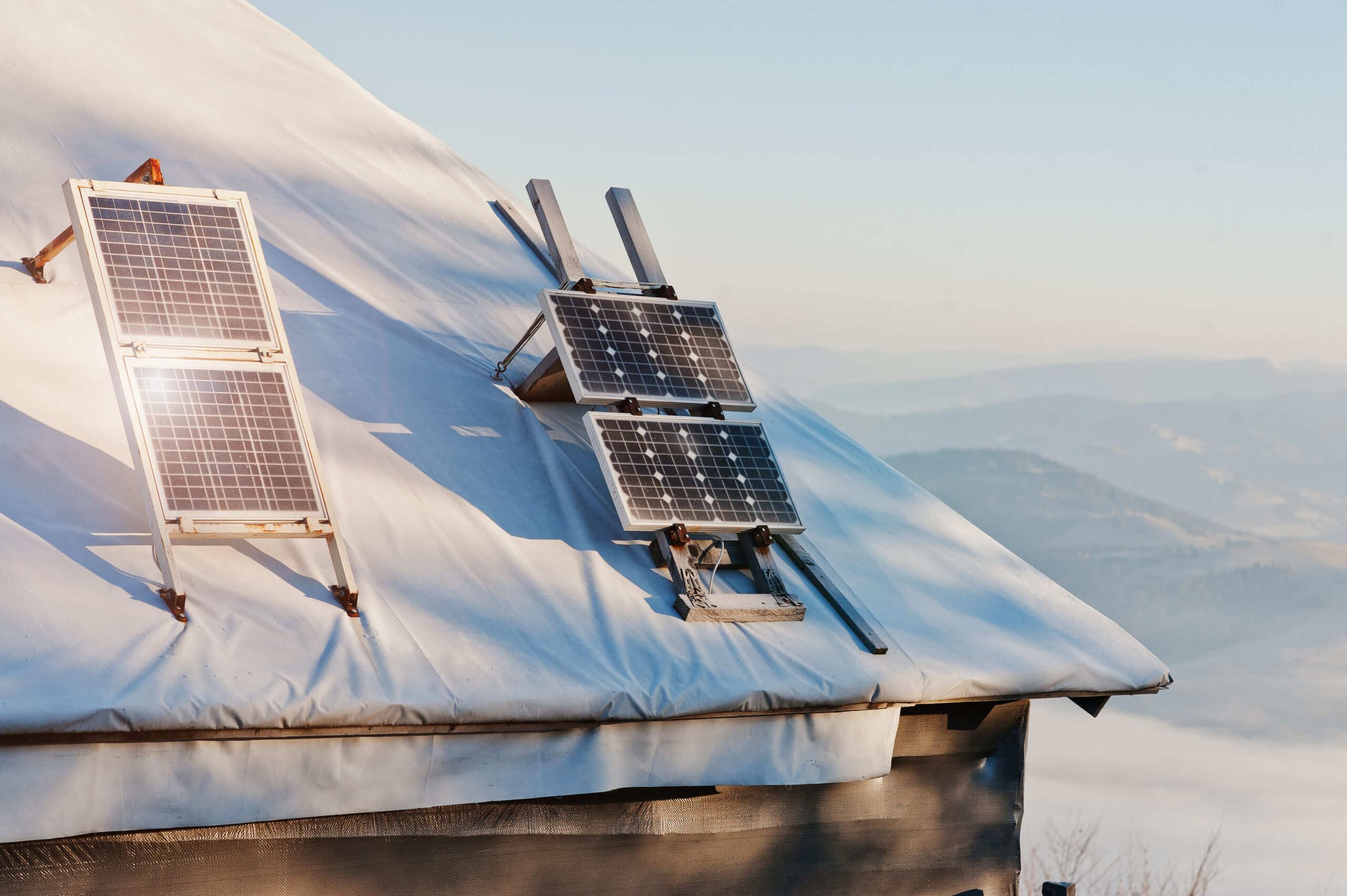 Baustellen Zeitraffer Solarpanel ab einem Dach.